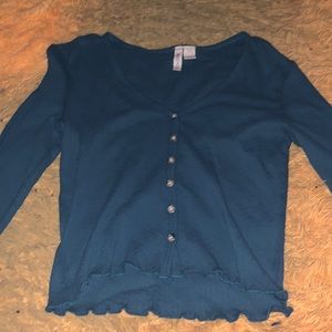 Green cropped sweater with buttons & rigid bottom/sleeves.Size large/fits medium